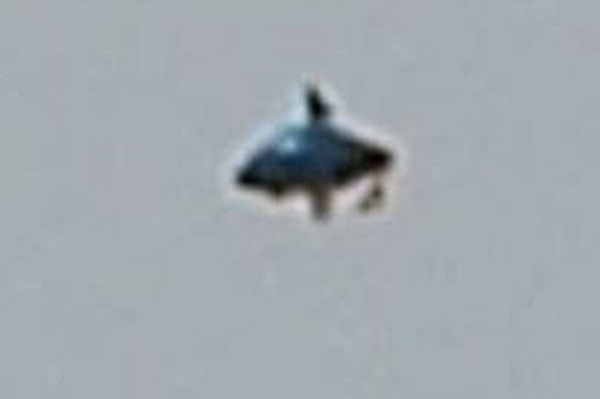 UFO xuất hiện trên bầu trời nước Anh vào tháng 4/2014.