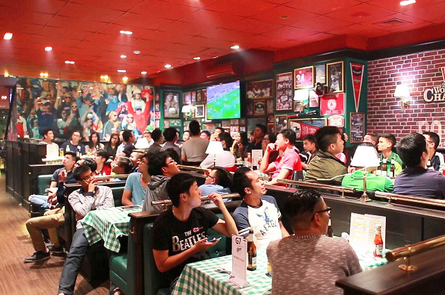 Giải bóng đá Euro 2016 thu hút rất đông người hâm mộ thể thao Việt Nam theo dõi hàng tối. (Ảnh: Internet)