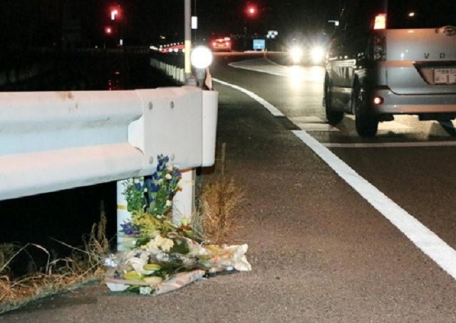 Hoa đặt tại gần nơi người phụ nữ thiệt mạng vì bị tài xế xe tải đâm tối 24/8. (Ảnh: Reuters/Kyodo)