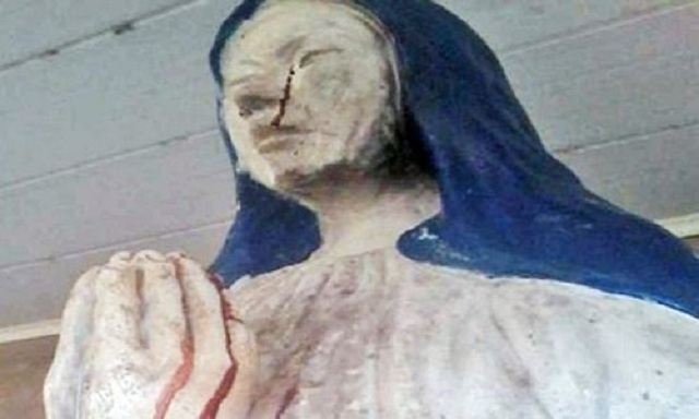 Vệt dài màu đỏ máu trên mặt và tay tượng Đức mẹ đồng trinh ở Bolivia (Ảnh: Internet)