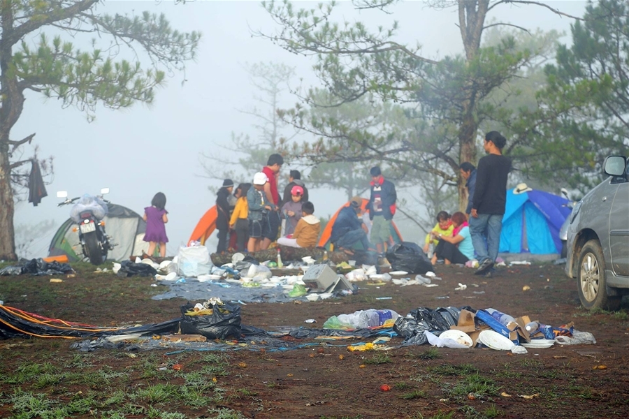Người dân xả rác sau một đêm cắm trại. (Ảnh: FB)