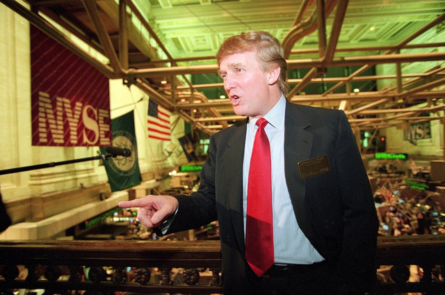 Trump trên sàn chứng khoán New York sau khi đưa cổ phiếu Trump Plaza Casino ra công chúng. (Ảnh: Kathy Willens/AP)