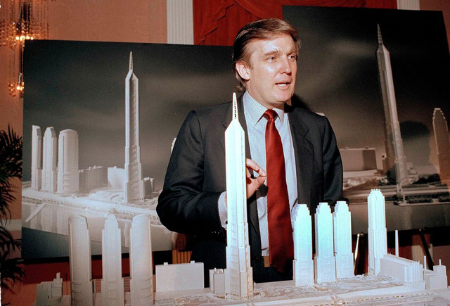 Năm 1985: Trump trưng bày một mô hình dự án "Television City" nằm ở phía Tây của Manhattan. (Ảnh: Marty Lederhandler/AP)