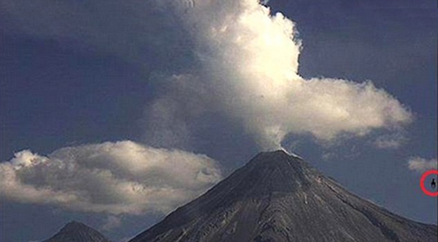 UFO có hình dạng giống con ngựa bay gần núi lửa Colima khi nó vừa phun trào vài ngày trước đó.