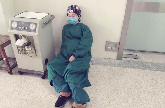 Cảm động nữ bác sĩ ngủ gục trên sàn sau 28 giờ phẫu thuật liên tục - H3