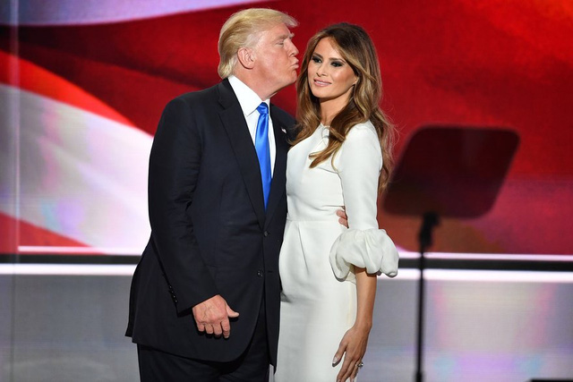 Trump hôn vợ mình tại hội nghị Đảng Cộng hòa ở Cleveland. (Ảnh: UPI/Barcroft Images)