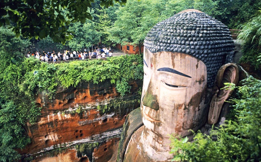 Lạc Sơn Đại Phật tọa lạc uy nghi sững sững tựa vào núi Lăng Vân, từng 4 lần rơi lệ. (Ảnh: Internet)