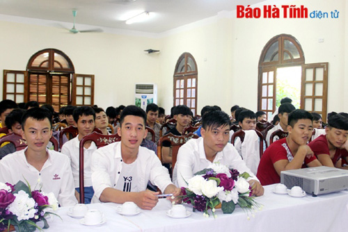 Trần Ngọc Nam (thứ 3 từ trái sang) trong lớp học của trường CĐ nghề Việt Đức