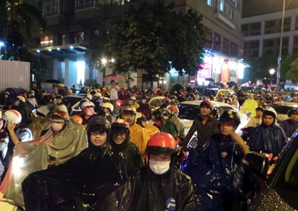 Dòng người "chôn chân" trên đường Nguyễn Hữu Cảnh suốt 3 giờ liền.