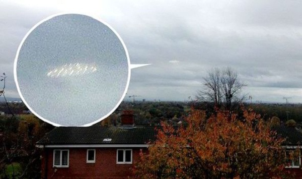 UFO như những vệt sáng trên bầu trời Manchester.