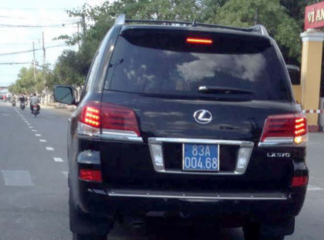  Chiếc Lexus biển số 83A - 004.68 do lãnh đạo Công an tỉnh Sóc Trăng sử dụng. (Ảnh: H.MAI)