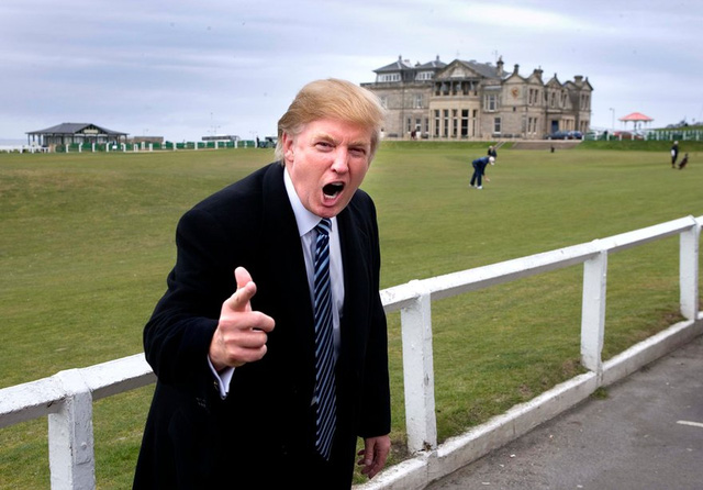 Năm 2006: Trump tại sân golf St Andrew tuyên bố dự án xây dựng một sân golf mới tại Menie Estate, Bắc Aberdeen. (Ảnh: Murdo Macleod for the Guardian)