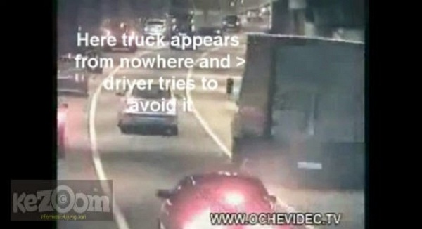 Đột nhiên chiếc xe từ đâu lao tới, khiến tài xế phải cố gắng tránh nó. (Ảnh chụp từ clip)