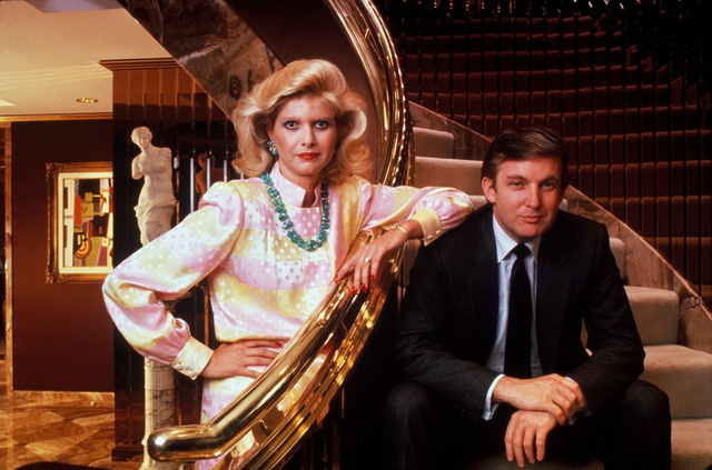 Donald Trump chụp ảnh với vợ - Ivana Trump. Họ cưới nhau năm 1977 và có với nhau 3 đứa con: Donald Jr, Ivanka và Eric. Họ ly hôn năm 1990. (Ảnh: Robert Sacha/Corbis/ Getty Images)