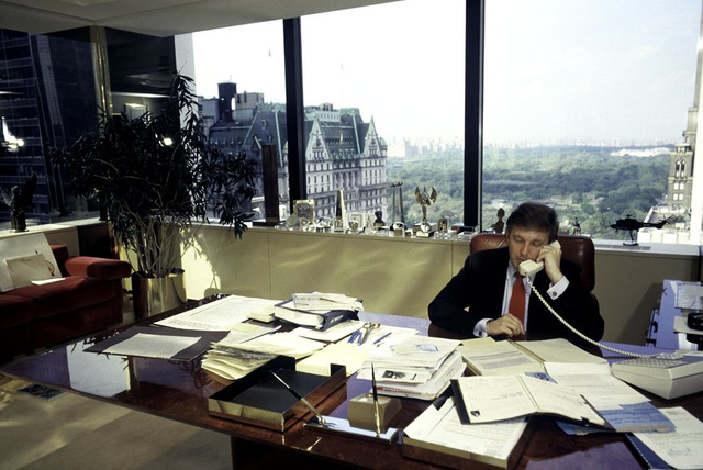 Năm 1987: Văn phòng của Trump bên trong tòa Trump Tower. (Ảnh: Joe McNally/Getty Images)