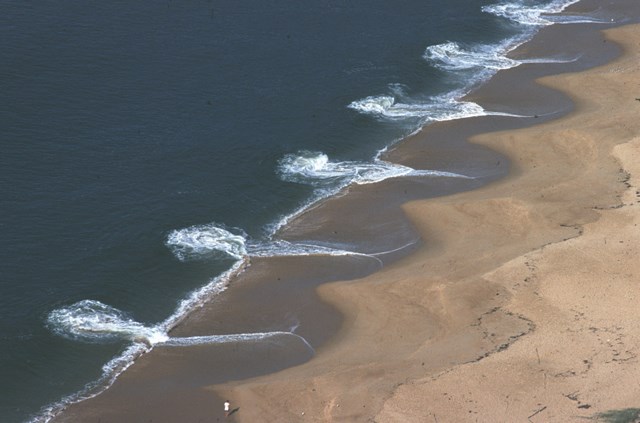 Lý thuyết còn lại là lý thuyết tự hình thành, nghĩa là chỏm bãi biển là kết quả của những đợt sóng thường xuyên, lực của dòng nước cộng với tác động của cát theo thời gian tạo ra các vòng lặp phản hồi.