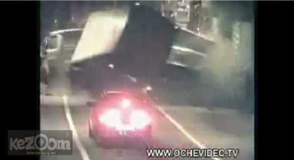 Cuối cùng cả hai xe va chạm nhau gây ra ùn tắc đường hầm. (Ảnh chụp từ clip)