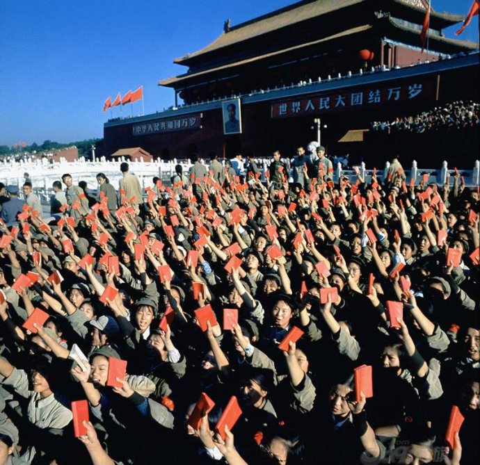 Ngày 18/8/1966, hàng triệu Hồng vệ binh khắp Trung quốc tập trung về quảng trường Thiên An Môn (Bắc Kinh) để nghe Mao Trạch Đông hiểu dụ.