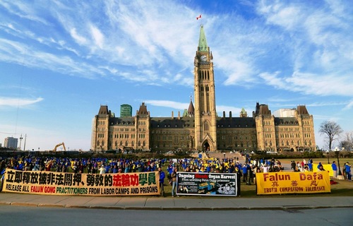 Các học viên Pháp Luân Công tập trung tại Tòa nhà Quốc hội để kêu gọi sự ủng hộ của chính phủ Canada nhằm chấm dứt cuộc đàn áp Pháp Luân Công ở Trung Quốc