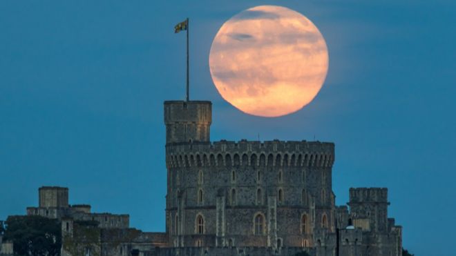 Mặt trăng tròn trên tháp lâu đài Windsor, Anh.