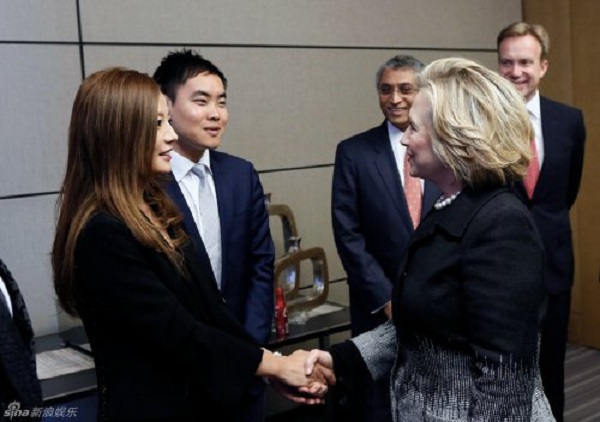 Triệu Vy gặp bà Clinton (Ảnh: Network Graphics)