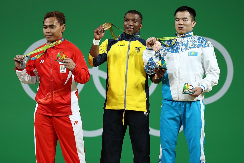 Nhà vô địch Olympic Oscar Albeiro Figueroa Mosquera trên bục nhận giải cùng VĐV giành HCB người Indonesia, Eko Yuli Irawan và VĐV giành HCĐ người Kazakhstan, Farkhad Kharki.