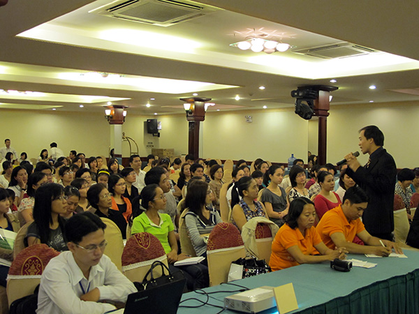 TS Đào Huy Phong phát biểu tại một chương trình phổ biến sức khỏe dinh dưỡng cộng đồng.