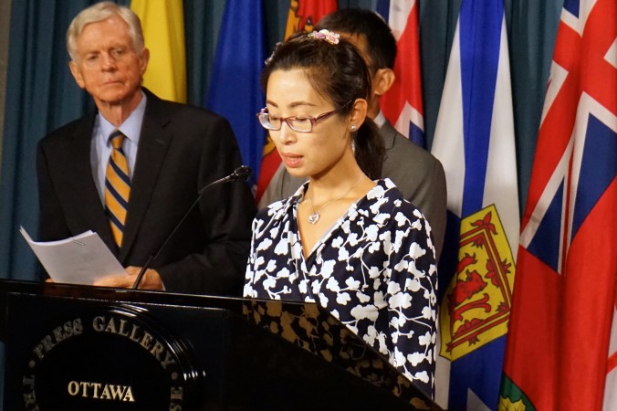 Hongyan Lu phát biểu tại một cuộc họp báo tại Ottawa ngày 26/8/2016, yêu cầu Thủ tướng Justin Trudeau can thiệp giải phóng cho mẹ là bà Huixia Chen, người đã bị bắt giữ từ hôm 3/6 vì luyện tập Pháp Luân Công. Người bên trái là ông David Kilgour, Cựu Thành viên Nội các và đồng tác giả của báo cáo về vấn đề giam giữ trái phép và mổ cướp nội tạng tại Trung Quốc. Phía sau là ông Paul Li, người đang yêu cầu can thiệp giải phóng bố là ông Xiaobo Li, cũng đang bị giam giữ tại Trung Quốc do tập Pháp Luân Công.