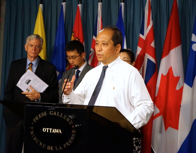 Ông Xun Li, Chủ tịch Hiệp hội Pháp Luân Đại Pháp Canada, đang phát biểu yêu cầu thủ tướng Justin Trudeau can thiệp chấm dứt cuộc bức hại trong chuyến thăm Trung Quốc từ ngày 30/8 đến 6/9/2016 tại cuộc họp báo tại Ottawa.