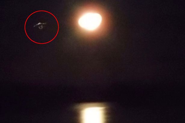 Phát hiện UFO giống tàu vũ trụ Star Trek bay trên bầu trời Canada?.2