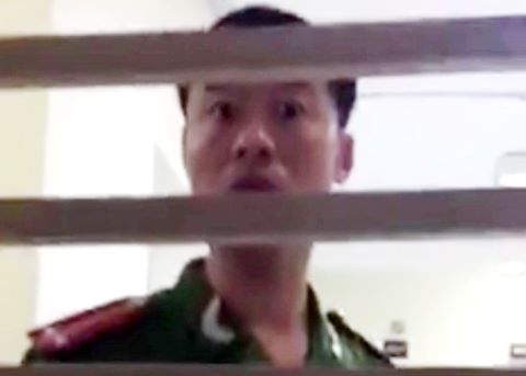 Trung úy Nguyễn Văn Bắc, người nhổ nước bọt vào người dân gây xôn xao dư luận.