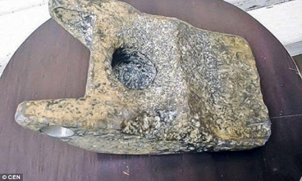 Vật thể bằng nhôm chưa rõ nguồn gốc tìm thấy ở Romania. Ảnh: CEN. 