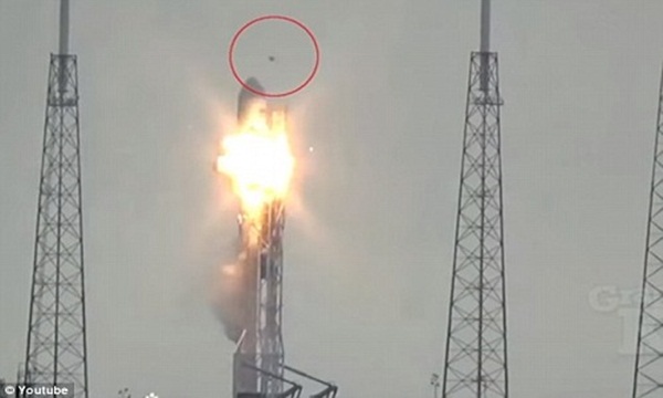 Vật thể màu đen bí ẩn xuất hiện khi tên lửa SpaceX phát nổ. (Ảnh: Youtube.)