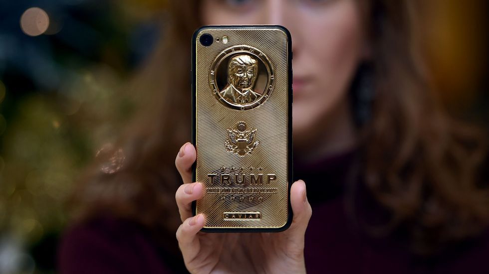 Chiếc iPhone với hình Tổng thống Trump. (Ảnh: Gettyimages)