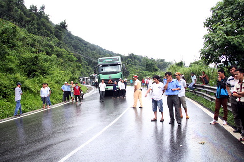 Tai nạn khiến đèo Bảo Lộc tắc nghẽn hơn 3 giờ. Ảnh: Hoài Thanh
