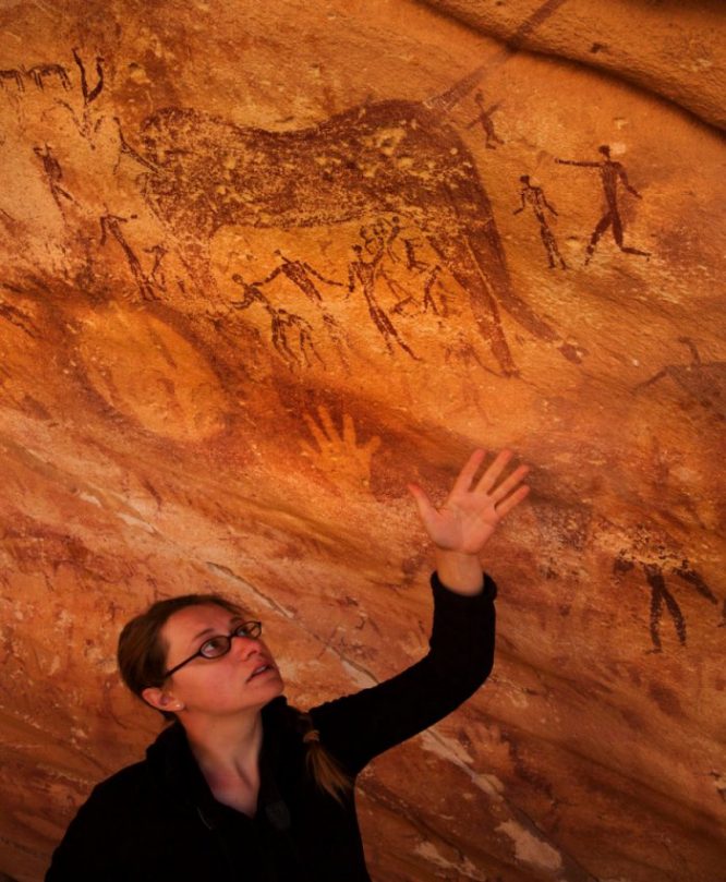 Khám phá bất ngờ về dấu "bàn tay trẻ em" 8.000 năm tuổi ở Wadi Sura II - H3