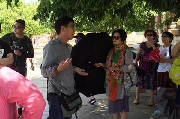 Hướng dẫn viên Xue Chun Zhe xuyên tạc lịch sử Việt Nam khi dẫn đoàn khách Trung Quốc tham quan chùa Linh Ứng.