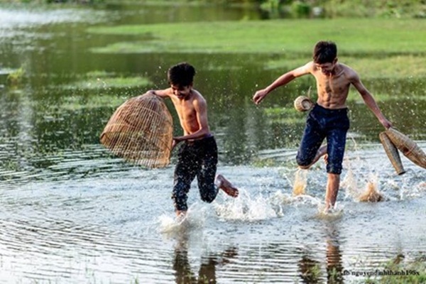 Mùa hè của mấy đứa trẻ quê không bon chen phố xá hay học thêm, chúng chỉ quẩn quanh ruộng đồng, con cá, con tôm.