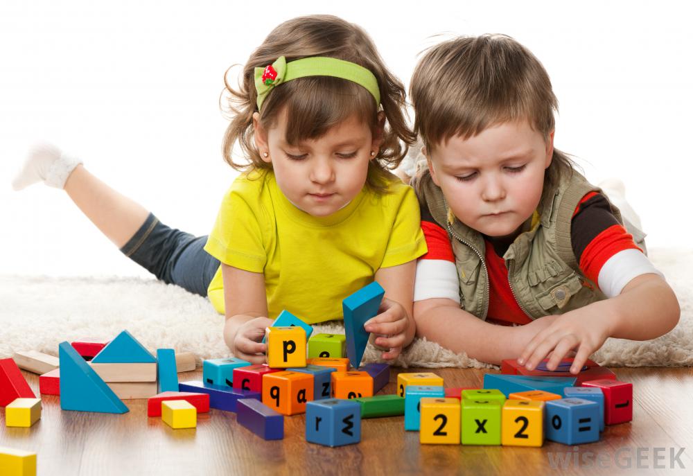 girl-and-boy-playing-with-blocks (1)