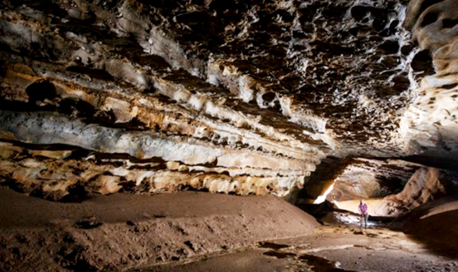Hang Hòa Hương được phỏng đoán là hình thành từ hàng triệu năm trước, khi nguồn nước ngầm chưa chảy qua hang Sơn Đoòng, hang Én. 