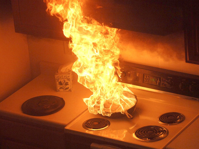 if-cooking-oil-catches-fire-turn-off-the-burner-and-cover-the-pot-1480927320071