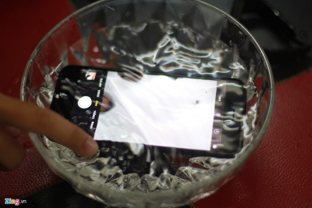 iPhone 7 Plus cũng hỗ trợ khả năng chống nước.