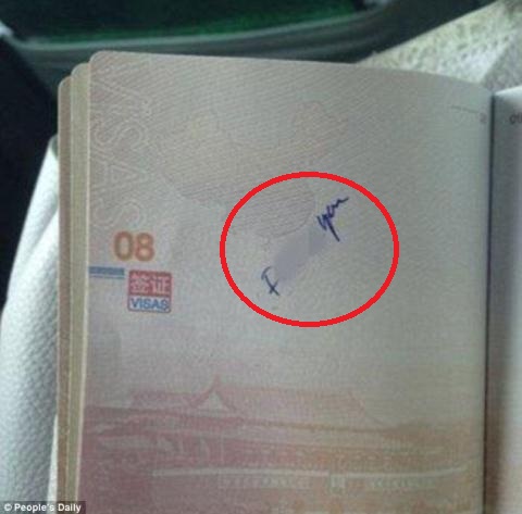 Hình ảnh tấm hộ chiếu của du khách Trung Quốc có ghi cụm từ chửi thề.