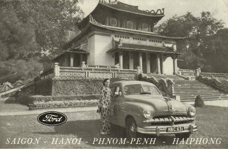 Mẫu quảng cáo này của Ford lấy bối cảnh ở đền Tưởng Niệm, ngày nay là đền thờ Vua Hùng trong khuôn viên Thảo Cầm Viên Sài Gòn.