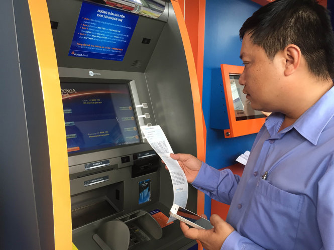 Theo các chuyên gia, sử dụng ATM nên đăng ký dịch vụ thông báo số dư qua tin nhắn để an toàn 