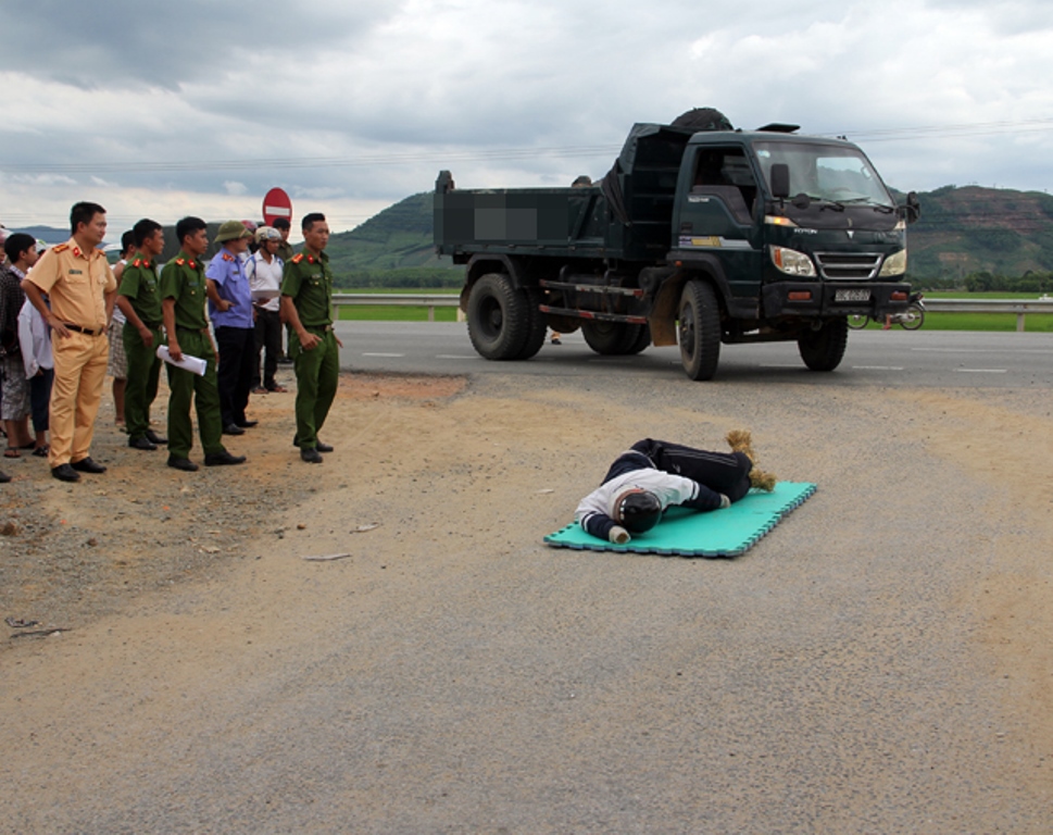 Dựng lại hiện trường vụ tai nạn giao thông.