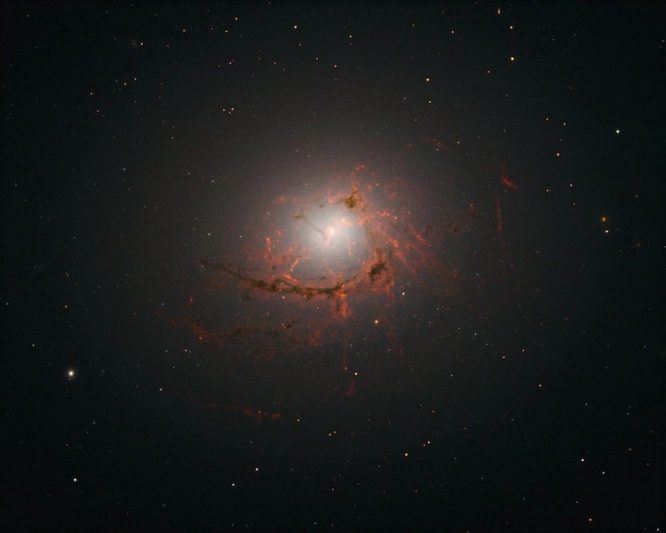 Phát hiện siêu hố đen đang "gặm nhấm" thiên hà từ bên trong - H1