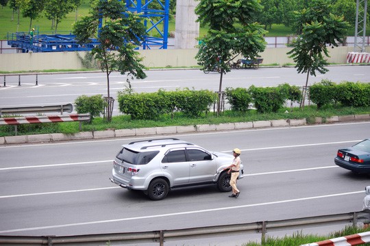 Sau tai nạn, cảnh sát ra tín hiệu dừng xe con cứu người nhưng đều bị tài xế từ chối.