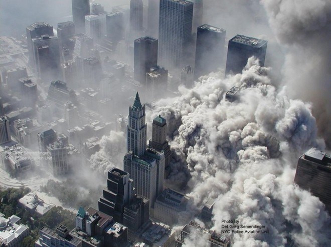 Ảnh toà nhà tháp đôi sụp đổ trong vụ khủng bố 11/9