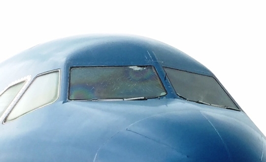 Máy bay bị nứt kính buồng lái tại sân bay Tân Sơn Nhất sáng nay 21/6.